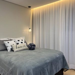 Cortina voil liso c/ blackout 100% franzida p/ trilho de 3,00m de largura.