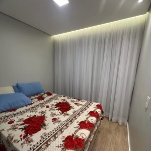 Cortina em voil liso c/blackout 100% no modelo franzido p/ trilho de 2,50m.