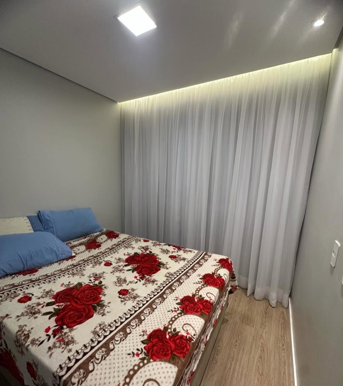 Cortina em voil liso c/blackout 100% no modelo franzido p/ trilho de 2,50m.