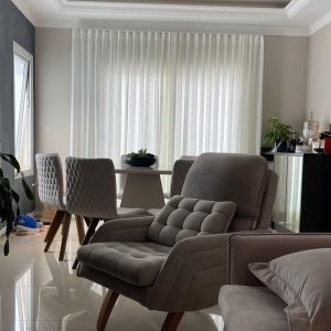 Cortina voil liso c/blackout 70% no modelo wave com 3,00m de largura.